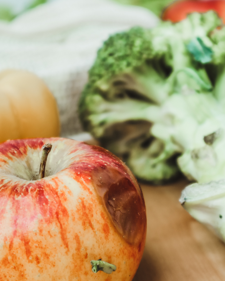 Ursachen für Lebensmittelverschwendung: Ein Apfel mit einer braunen Stelle ist ein gutes Beispiel, warum Essen weggeworfen wird.